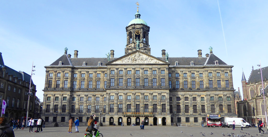 El Palacio Real de Ámsterdam se encuentra en la Plaza Dam