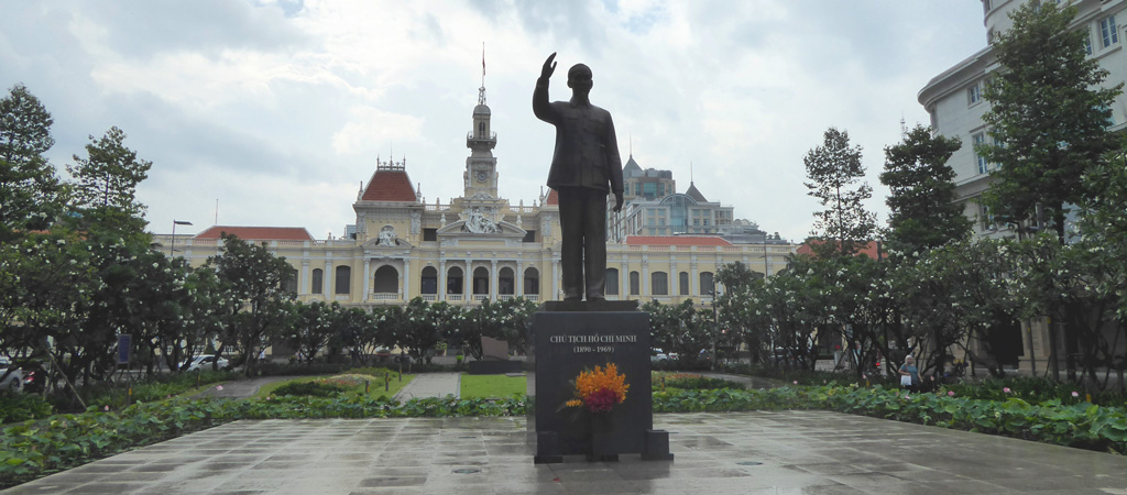 Frente a las puertas del Ayuntamiento de la ciudad del mismo nombre, un pequeño parque donde una enorme estatua de Ho Chi Minh