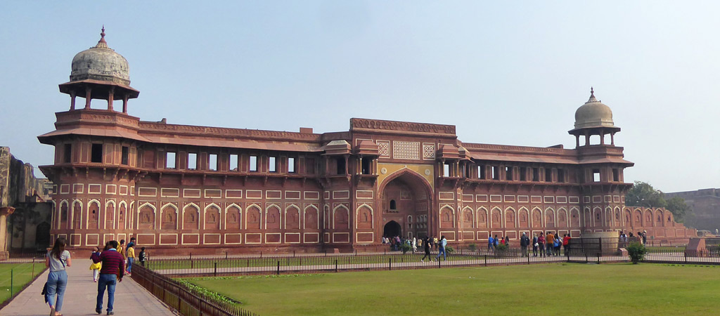 Vista exterior de Jahangiri Mahal, zenana principal del fuerte de Agra.